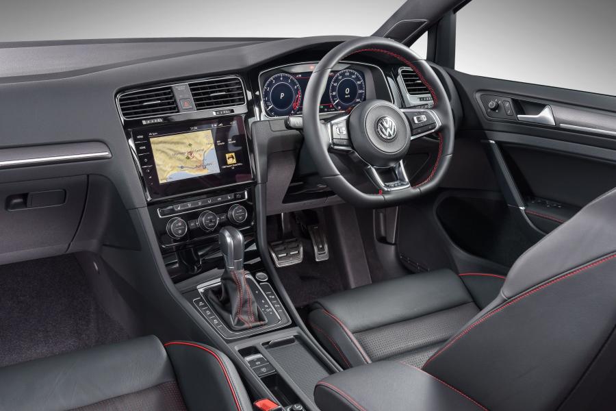 Интерьер Volkswagen Golf GTI 5-Door 2017 года  (ZA) (фото 15 из 18)